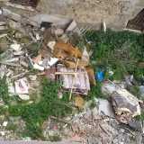 I rifiuti accumulatisi tra due palazzi in via Crisanzio 